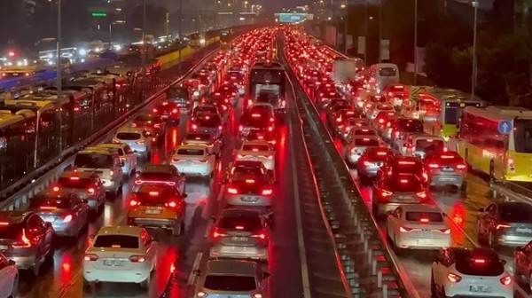 İstanbul'da trafik çilesi devam ediyor! Yoğunluk yüzde 87'ye ulaştı